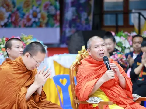 มมร ช่วยเหลือผู้ประสบภัยน้ำท่วมอำเภอสันทราย