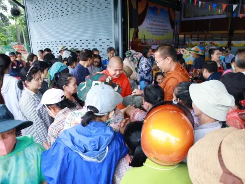 มมร ช่วยเหลือผู้ประสบภัยน้ำท่วมอำเภอสันทราย